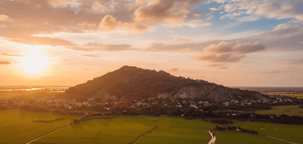 3. Hồ & Ch&ugrave;a T&agrave; Pạ &ndash; Cảnh hồ trong xanh v&agrave; kiến tr&uacute;c ch&ugrave;a độc đ&aacute;o